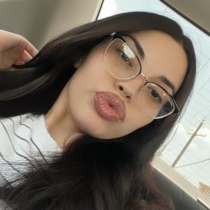 Meet your Posher, Adellina